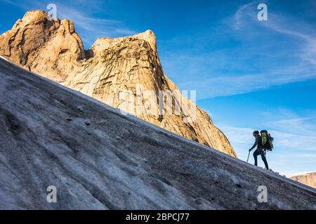 Der Bergsteiger klettert auf dem Weg zum Mount Asgard auf den Gletscher. Stockfoto