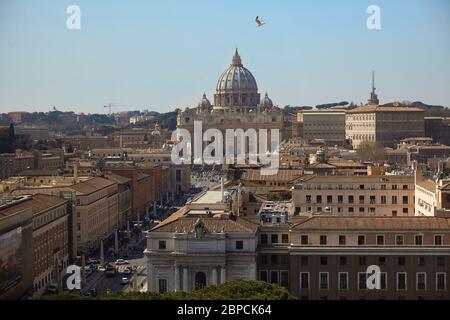 Vogelflug über den Petersdom Stockfoto