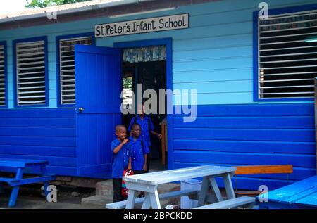 Dennery Village St. Lucia Jungen stehen vor St. Peter's Kinderschule Stockfoto