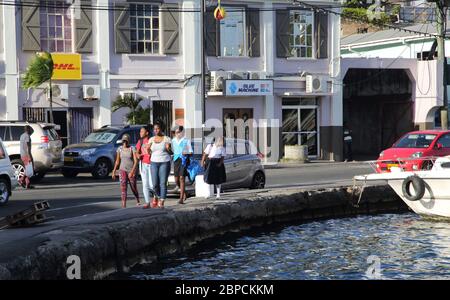 St George's Grenada Carenage Harbour Menschen, die entlang der Waterfront spazieren Stockfoto