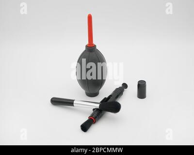 Kamera-Reinigungsset: Luftgebläse, Bürste und Linsenreinigungsstift. Stockfoto