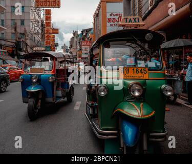 Bangkok, Thailand - 26. Mai 2018 : farbenfrohe Werbeschilder in chinesischen Schriftzeichen in der belebten Yaowarat Road in Chinatown. Tuk Tuk auf China Stockfoto
