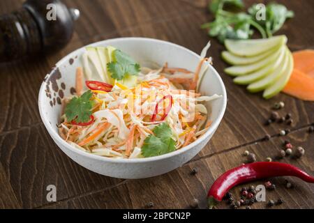 Frischer vegetarischer Salat auf weißem Teller. Stockfoto