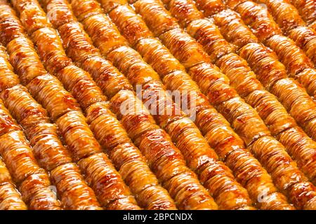 Traditionelle türkische Baklava. Heller, farbenfroher Hintergrund. Nachtisch. Stockfoto
