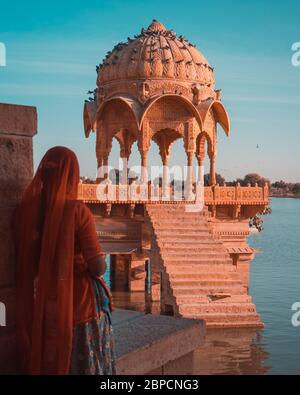 Frau trägt Sari vor dem See in Jaisalmer Stockfoto