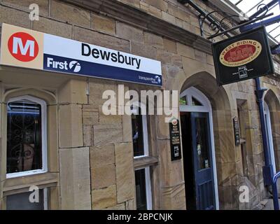 Dewsbury Railway Station, West Riding, Pub, Platform Erfrischung, West Yorkshire, England, Großbritannien Stockfoto
