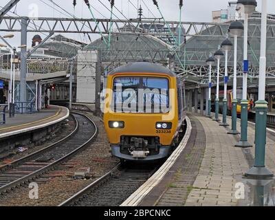 EMU 323238 verlässt Manchester Piccadilly Railway Station, Lancashire, England, UK, M60 7RA Stockfoto
