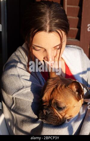 Kleiner Hund mit Besitzer verbringen Sie einen Tag zu Hause spielen und Spaß haben Stockfoto