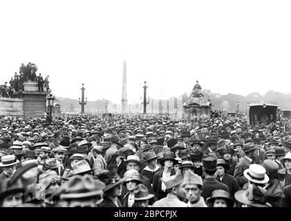 Die Menge versammelten sich, um die amerikanischen Truppen in Parade zum amerikanischen Unabhängigkeitstag, Place de la Concorde, Paris, Frankreich, Lewis Wickes Hine, amerikanische nationale Rotkreuz-Fotothek, 4. Juli 1918 zu sehen Stockfoto