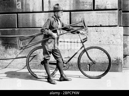 Pfadfinder, der ein Paar Krücken an einen verwundeten Soldaten übergibt, Paris, Frankreich, Lewis Wickes Hine, Photographensammlung des amerikanischen Roten Kreuzes, September 1918 Stockfoto