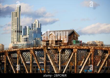 Ein zartes Haus liegt auf einer Eisenbahnbrücke für die vorbeifahrenden Züge südlich von Downtown Chicago Stockfoto