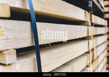 Stapel von Holzbalken. Quadratische Enden der Holzstäbe. Holz Holzbaumaterial für Hintergrund und Textur. Nahaufnahme. Stockfoto
