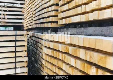 Stapel von Holzbalken. Quadratische Enden der Holzstäbe. Holz Holzbaumaterial für Hintergrund und Textur. Nahaufnahme. Stockfoto