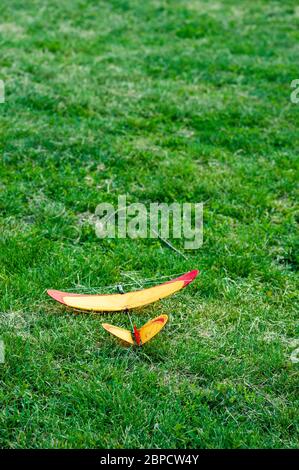 Vintage gelbe Spielzeugflugzeug auf grünem Gras Stockfoto