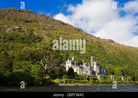 Kylemore Abbey und See, Connemara, County Galway, Irland Stockfoto