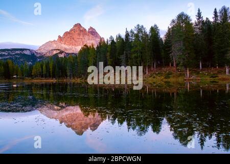 Sonnenuntergangslandschaften im Antorno-See, Herbstberglandschaften in den Dolomiten, Italien. Stockfoto