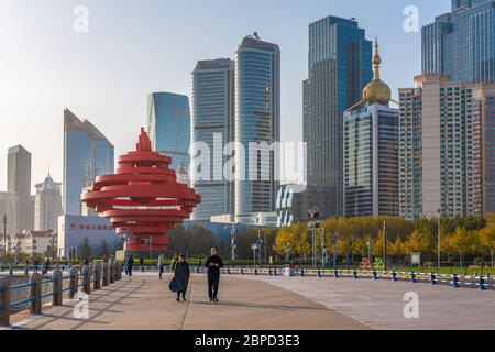 QINGDAO, CHINA - NOVEMBER 13: Dies ist die Strandpromenade in der Nähe des May Fourt Square im Finanzviertel der Innenstadt am 13. November 2019 in Qingdao Stockfoto