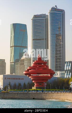 QINGDAO, CHINA - NOVEMBER 13: Blick auf das Denkmal des 4. Mai Platz und die Gebäude des Finanzdistrikts an der Uferpromenade am 13. November 2019 i Stockfoto