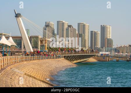 QINGDAO, CHINA - NOVEMBER 13: Moderne Seilbrücke am Ufer nahe dem Olympischen Segelzentrum am 13. November 2019 in Qingdao Stockfoto