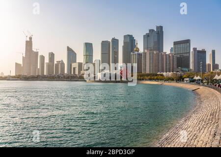 QINGDAO, CHINA - NOVEMBER 13: Blick auf das Finanzviertel in der Innenstadt und entlang der Uferpromenade am 13. November 2019 in Qingdao Stockfoto