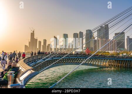 QINGDAO, CHINA - NOVEMBER 13: Moderne Kabelbrücke am Ufer in der Innenstadt am 13. November 2019 in Qingdao Stockfoto