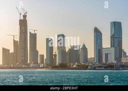 QINGDAO, CHINA - NOVEMBER 13: Blick auf die Skyline des Finanzdistrikts Qingdao am 13. November 2019 in Qingdao Stockfoto