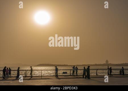 QINGDAO, CHINA - NOVEMBER 13: Blick auf die Uferpromenade in der Nähe des Olympischen Segelzentrums bei Sonnenuntergang am 13. November 2019 in Qingdao Stockfoto