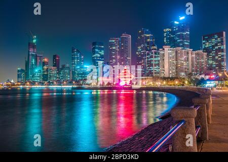 QINGDAO, CHINA - NOVEMBER 13: Nachtansicht der Wolkenkratzer des Finanzbezirks Qingdao am 13. November 2019 in Qingdao Stockfoto