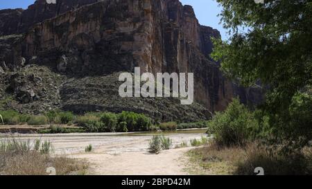 Das östliche Ende des Santa Elena Canyon liegt im Big Bend National Park. Der Canyon wurde durch Mesa de Anguila vom Rio Grande geschnitzt. Stockfoto