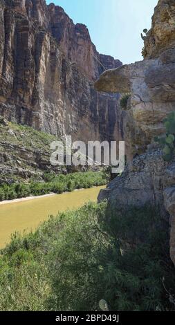 Das östliche Ende des Santa Elena Canyon liegt im Big Bend National Park. Der Canyon wurde durch Mesa de Anguila vom Rio Grande geschnitzt. Stockfoto