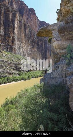 Das östliche Ende des Santa Elena Canyon liegt im Big Bend National Park. Der Canyon wurde durch Mesa de Anguila vom Rio Grande geschnitzt. Stockfoto