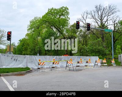 River Forest, Illinois, USA. Mai 2020. Eine temporäre Barriere über Chicago Avenue hält den Flutlauf des Plaines River weg von diesem westlichen Vorort von Chicago. Stockfoto