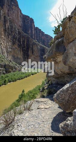 Das östliche Ende des Santa Elena Canyon liegt im Big Bend National Park. Der Canyon wurde durch Mesa de Anguila vom Rio Grande geschnitzt. Stockfoto