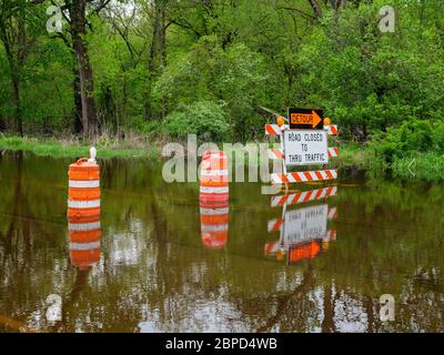 River Forest, Illinois, USA. Mai 2020. Flutwasser vom des Plaines River füllen Chicago Avenue, wo es durch Thatcher Woods Forest Preserve geht. Stockfoto