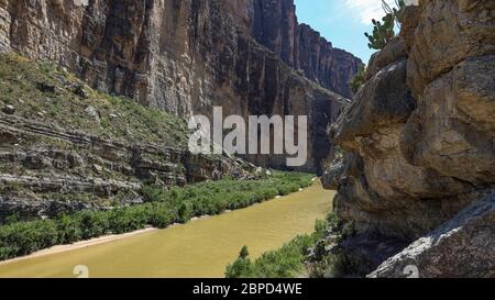 Das östliche Ende des Santa Elena Canyon liegt im Big Bend National Park. Der Canyon wurde durch Mesa de Anguila vom Rio Grande geschnitzt. Stockfoto