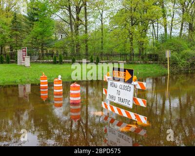 River Forest, Illinois, USA. 18. Mai 2020 Flutwasser vom des Plaines River füllen Chicago Avenue, wo es durch Thatcher Woods Forest Preserve geht. Stockfoto