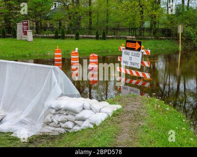 River Forest, Illinois, USA. Mai 2020. Eine temporäre Hochwassersperre, die über der Chicago Avenue errichtet wurde, hält das Flutwasser des Plaines River von diesem westlichen Vorort von Chicago fern. Stockfoto