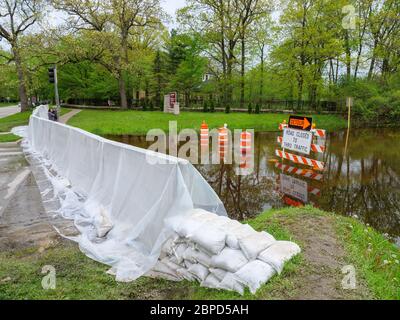 River Forest, Illinois, USA. Mai 2020. Eine temporäre Hochwassersperre, die über der Chicago Avenue errichtet wurde, hält das Flutwasser des Plaines River von diesem westlichen Vorort von Chicago fern. Stockfoto