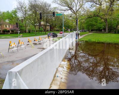 River Forest, Illinois, USA. Mai 2020. Eine temporäre Hochwassersperre, die über der Chicago Avenue errichtet wurde, hält das Flutwasser des Plaines River von diesem westlichen Vorort von Chicago fern. Stockfoto