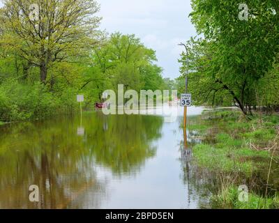 River Forest, Illinois, USA. 18. Mai 2020 Flutwasser vom des Plaines River füllen Chicago Avenue, wo es durch Thatcher Woods Forest Preserve geht. Stockfoto