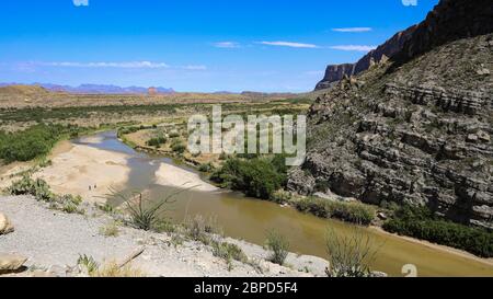 Blick nach Osten mit den Chisos Bergen in der Ferne von oben auf dem Santa Elena Canyon Trail Stockfoto