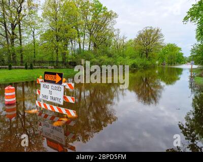 River Forest, Illinois, USA. 18. Mai 2020 Flutwasser vom des Plaines River füllen Chicago Avenue, wo es durch Thatcher Woods Forest Preserve geht. Stockfoto