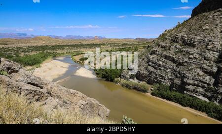 Blick nach Osten mit den Chisos Bergen in der Ferne von oben auf dem Santa Elena Canyon Trail Stockfoto