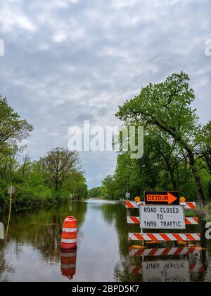 River Forest, Illinois, USA. 18. Mai 2020 Flutwasser vom des Plaines River füllen Chicago Avenue, wo es durch Thatcher Woods Forest Preserve geht. Stockfoto