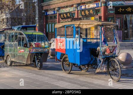 TIANJIN, CHINA - NOVEMBER 18: Rikschas warten auf Passagiere vor der Tianjin Ancient Culture Street am 18. November 2019 in Tianjin Stockfoto