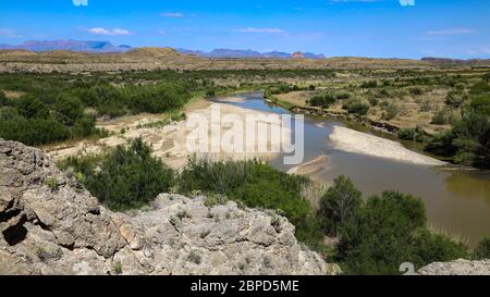 Blick nach Osten mit den Chisos Bergen in der Ferne von oben auf dem Santa Elena Canyon Trail Stockfoto