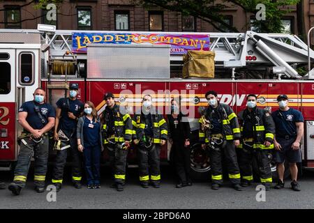 Brooklyn, Vereinigte Staaten Von Amerika . Mai 2020. FDNY Feuerwehrleute und medizinisches Personal vom Methodist Hospital posieren für ein Foto am 18. Mai 2020 in Brooklyn, NY. (Foto von Gabriele Holtermann/Sipa USA) Quelle: SIPA USA/Alamy Live News Stockfoto