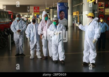 Kalkutta, Indien. Mai 2020. Indische Gesundheitsarbeiter tragen Schutzanzüge und warten auf den Sonderflug Vande Bharat, der vom Flughafen NSCI aus Dhaka während der landesweiten Sperre 4 ankommt, die im Zuge der COVID 19 Coronavirus-Pandemie am 18. Mai 2020 in Kolkata, Indien, verhängt wurde. (Foto von Dipa Chakraborty/Pacific Press) Quelle: Pacific Press Agency/Alamy Live News Stockfoto