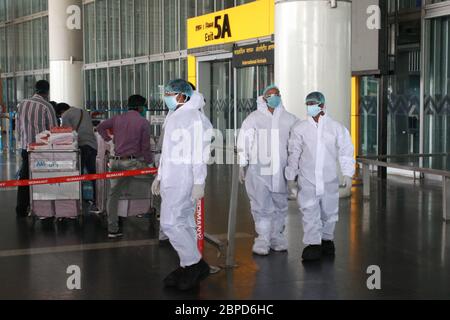 Kalkutta, Indien. Mai 2020. Indische Gesundheitsarbeiter tragen Schutzanzüge und warten auf den Sonderflug Vande Bharat, der vom Flughafen NSCI aus Dhaka während der landesweiten Sperre 4 ankommt, die im Zuge der COVID 19 Coronavirus-Pandemie am 18. Mai 2020 in Kolkata, Indien, verhängt wurde. (Foto von Dipa Chakraborty/Pacific Press) Quelle: Pacific Press Agency/Alamy Live News Stockfoto