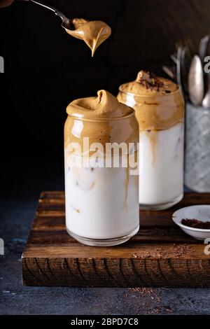 Dalgona Kaffee oder Schlagsahne Instant Kaffee Stockfoto